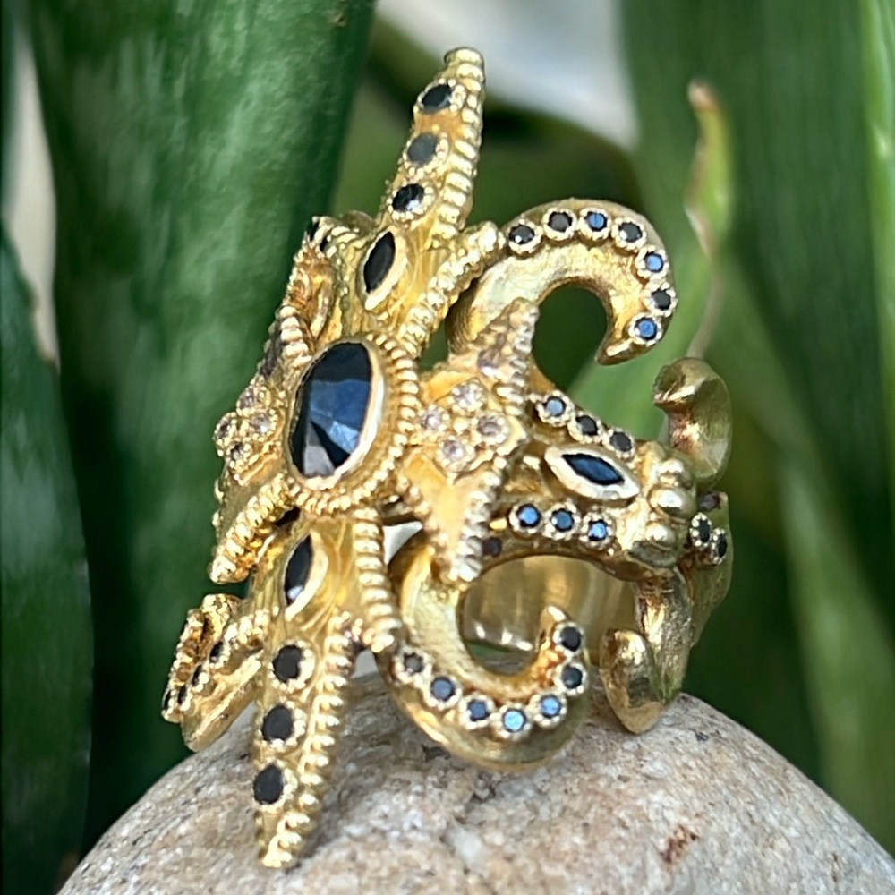 18k Gold diamond and sapphire Fleur-de-Lis Ring - Picture 10 of 17